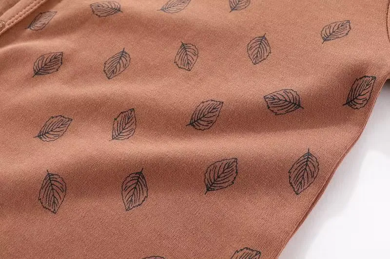 Foto mostrando de perto o material de alta qualidade do macacão de bebê.